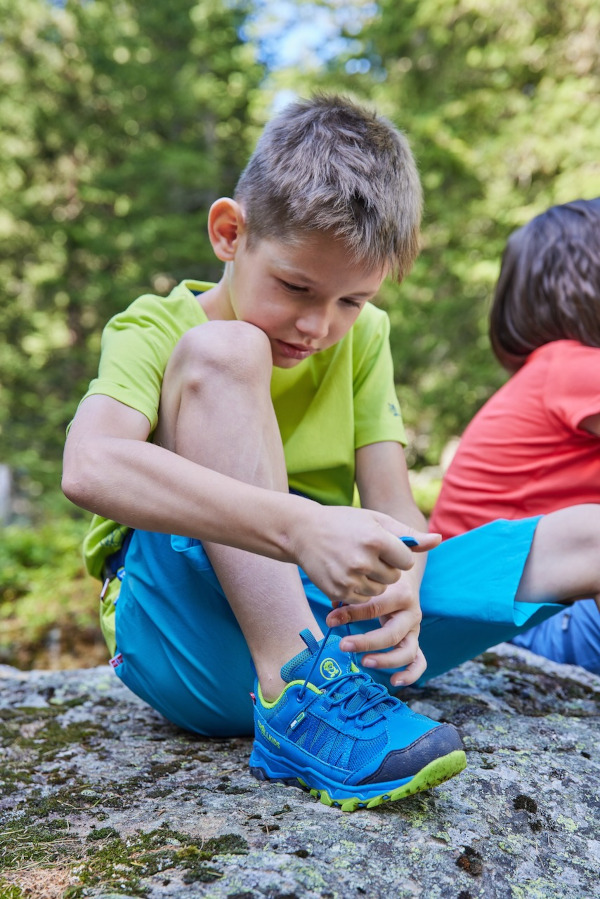 Trollkids Sommer 2023 Junge bindet Schuh