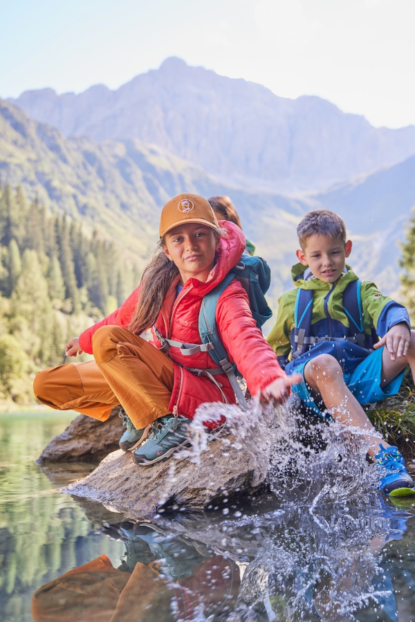 Trollkids Sommer 2023 Kinder sitzen am Wasser