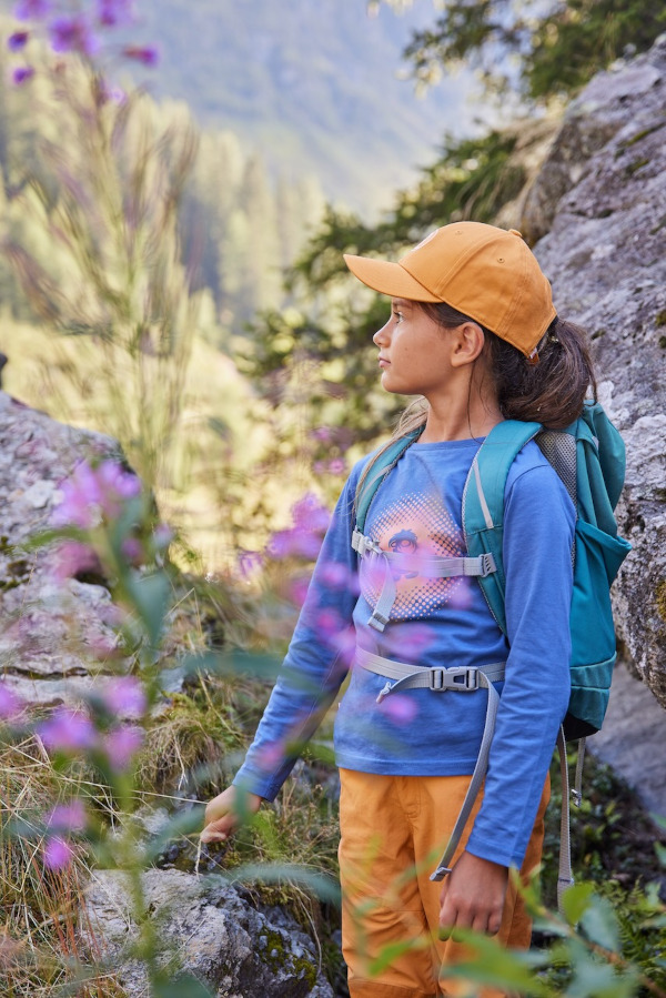 Trollkids Sommer 2023 Mädchen mit Rucksack in der Natur